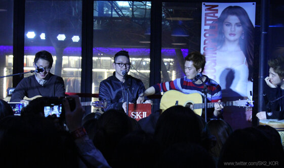 10cm 미니 콘서트의 깜짝 이벤트 – 럭키 드로우! 그 선물은 바로, 10cm 사인이 담긴 SK-II 피테라 에센스와 CD 랍니다! 행운의 주인공은 누가 될까요? :D