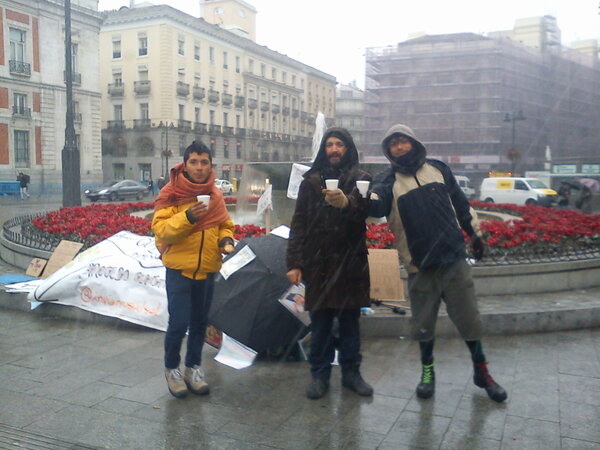 gamak_l's tweet photo. Con una café y aguantando la nevada. ¡Que llueva, que nieve, de aqui nadie nos mueve! #Las5deSol http://t.co/OTaKA4xf1n