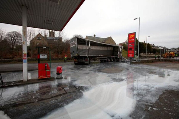 #HIGHWAYS #NEWS | Glue Spill Leaves Drivers Stuck In A Jam bit.ly/WhmEVO