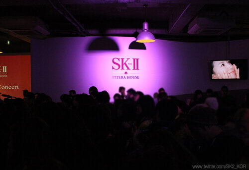 <시즌1. SK-II Night with COSMO> 생중계를 시작합니다. 이벤트와 SK-II 피테라 하우스에서 선정된 행운의 주인공들이 SK-II 피테라 하우스에 모여 주셨네요 :)