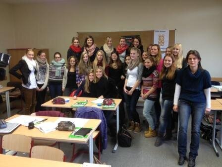 heidiklum's tweet photo. Ich überrasche eine Kandidatin . Morgen geht es endlich los mit GNTM http://t.co/ucrkEG78Xf