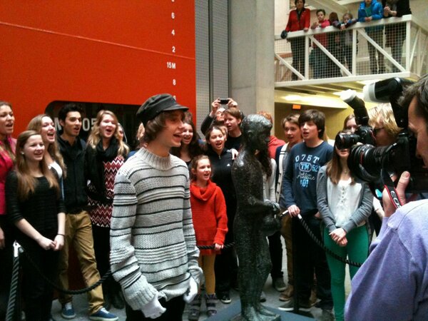 Veel pers en publiek in #maritiemmuseum #010 bij overhandiging beeld #ketelbinkie aan #Hofpleinrdam voor de musical