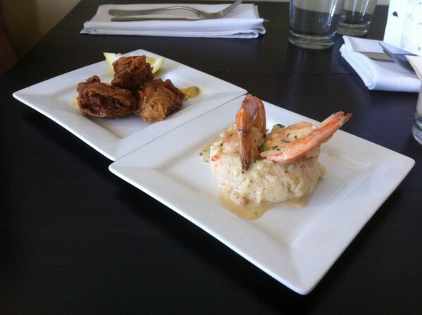 ahRelyLocalAVL's tweet image. Down at #TheBlackBird in #avl for the #avlcrawl! Check out the shrimp and grits and the fried oysters!