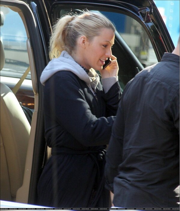 BlakeLivelyDK's tweet photo. Blake Lively at the Gossip Girl set September 17th. http://t.co/FpAu4tvvoe