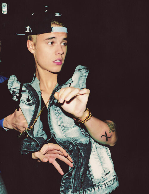 TuesdayMarch1st's tweet photo. Who knows what Justin's new tattoo means? D: http://t.co/09ieifTgc2