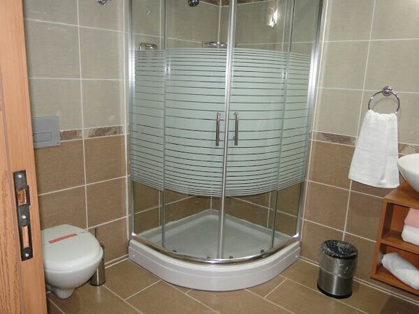 Tertemiz odalarımız ve pırıl pırıl banyolarımızla hizmetinizdeyiz. otelyener.com.tr 02367125003