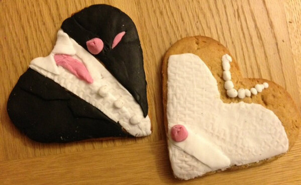 CharacterBakes's tweet photo. Bleeess!!! A happy couple of bickies! : ) x x http://t.co/JBK17ud4kc