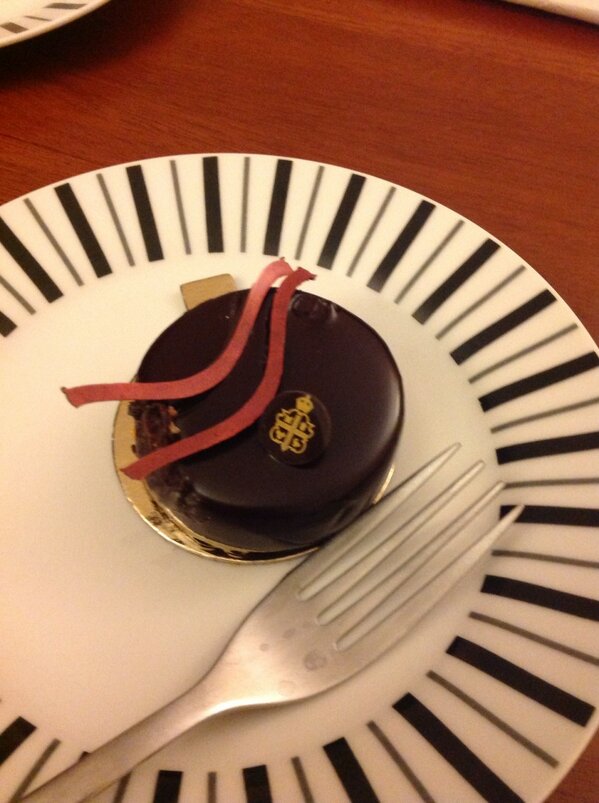 RomoAnn's tweet photo. My dad brought MrsT and I some cakes from his visit to #Claridges today. Here's mine. http://t.co/cF1FcmJ2fo