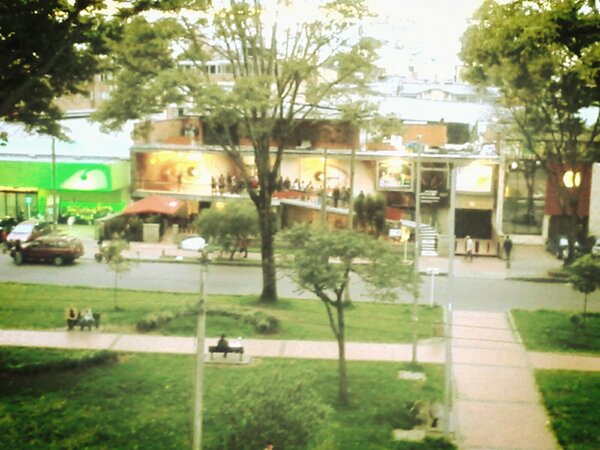 Asi se ve <a href="/Casa_Ensamble/">casa ensamble</a>. Al atardecer. La gente pide arte. y hace fila.mañana <a href="/Rumbanbass/">RumbanBass))))</a>. Y @LaPulpafonic. En vivo