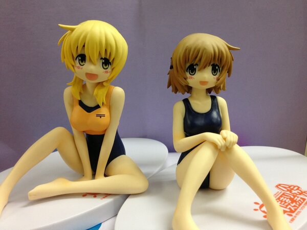 ミラクルドーム 本日の新景品1 ひだまりスケッチ ハニカム シーンフィギュア 水着ver 入荷 ゆの 宮子が キュートなスク水姿で立体化です 手足の仕草の端々にも女の子らしさが出ていて 何というか見飽きませんね Hidamari Http T Co