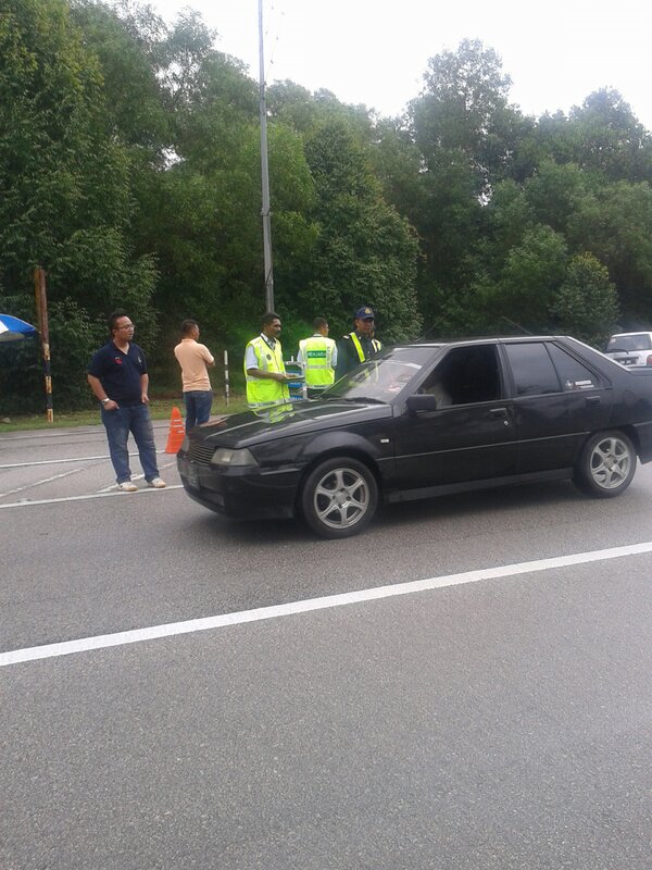 sangkundur's tweet photo. @EdyNeta @ParolTerengganu @penjaramalaysia Opss bersepadu JPJ bsama PKD Kmmn n Jab. Berkaitan d kijal kmman.. http://t.co/JmzD2wpN2h