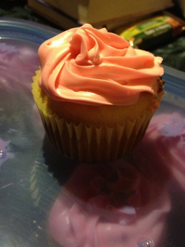 mmonteroxo's tweet image. Cupcakes for a cause! Buy tomorrow outside of cafe a/b during your lunch. #SandyVictims #Donate