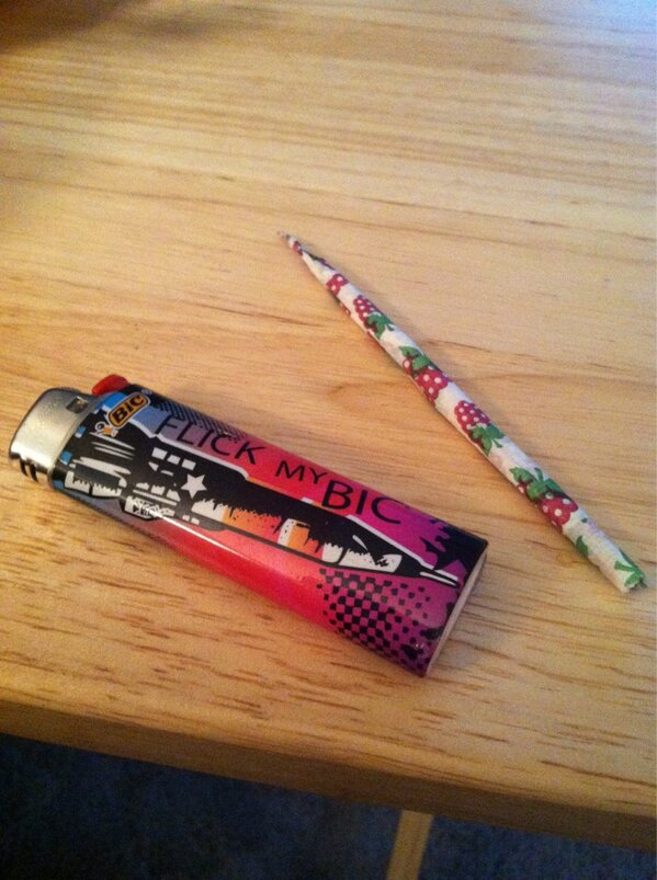 ChroniCommunity's tweet photo. Extra long raspberry joint! #JuicyJay http://t.co/qZVfOFHP2C