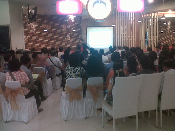 u_residence's tweet photo. NOW our Agent gathering at  Kedai Kopi Big Bro |@Supermal_Krwci , Come and join with us!!! http://t.co/EG02BjCHEK