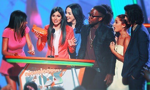 generousari's tweet photo. RT if you want this to happen again #KCA #VoteVictorious http://t.co/8KExQoEfPQ