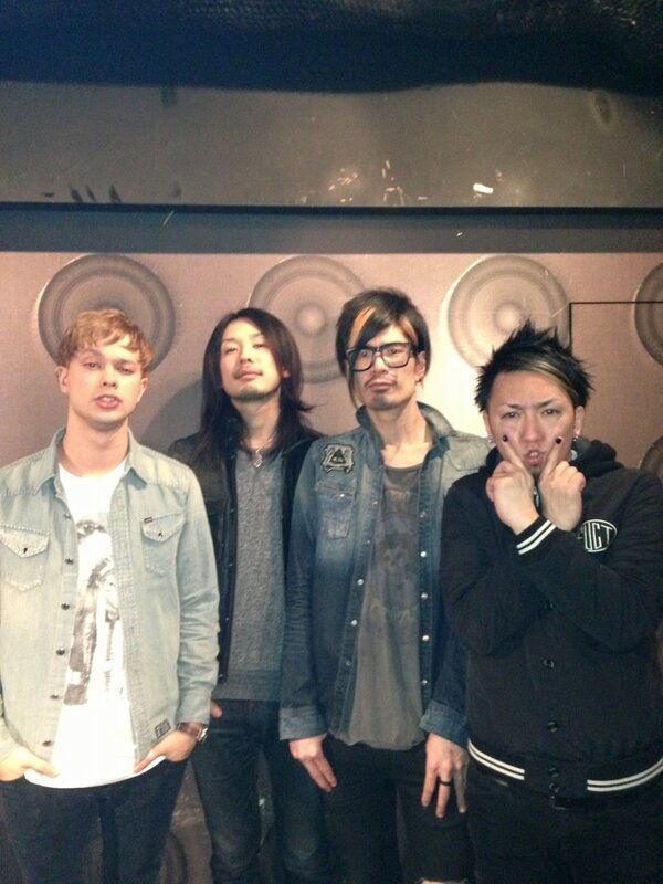 Rockaholic渋谷 10 25より完全復活 Pa Twitter Vestal撮影終了 今回モデルをしてくれたのはsimのmahくん Coldrainのmasatoくん Hey Smithの猪狩くんでした 撮影終了後にロカホリ店長テツも混じって記念撮影 かなり豪華な撮影でした Http T Co Jgkdr2tflh