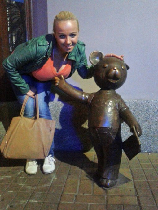 It's time to go to bed, as the moon is shining. Kids like teddy bears, teddy bears like kids.. do you