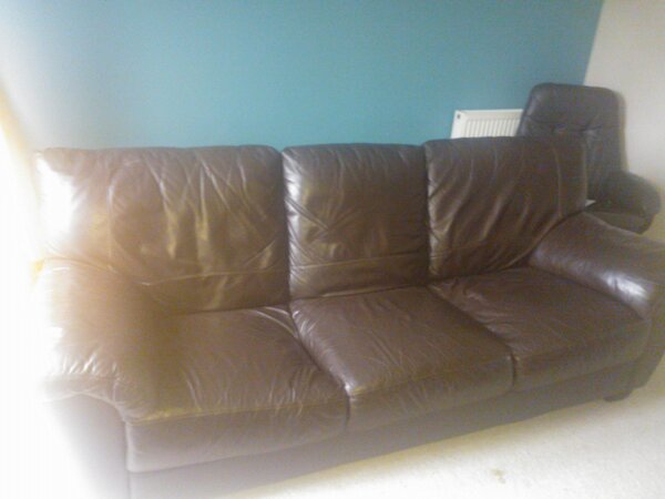 HannahJGSykes's tweet image. Anybody want a leather sofa? Need it gone today! #sofaforsale