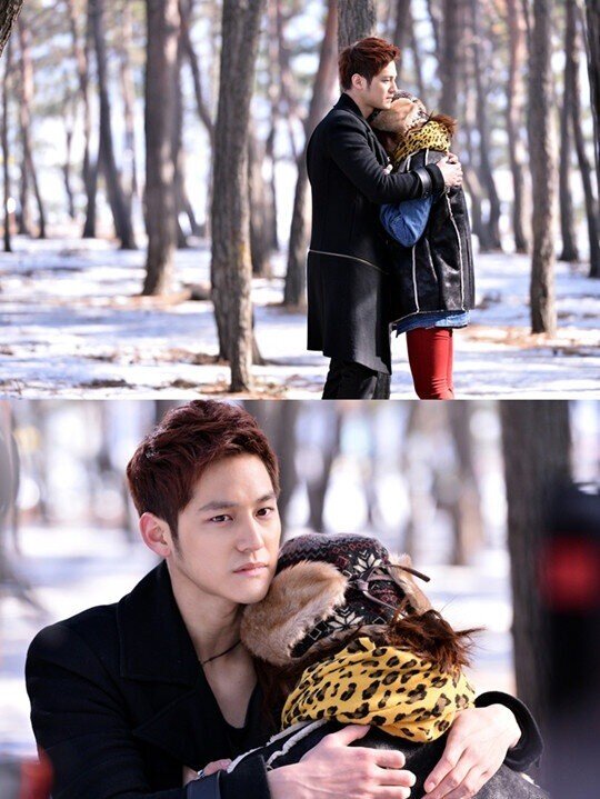 fams_eunjiAP's tweet photo. @fakejinrih @faketriplek @FakeNaeunn @fakeinkyung guys lagi dipeluk kim bum nih anget http://t.co/9HVpHYdDXZ
