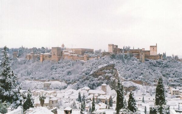 NaturPictures's tweet photo. Imposible verse más bonita. La Alhambra de Granada nevada.  http://t.co/nmGhN7rpW4