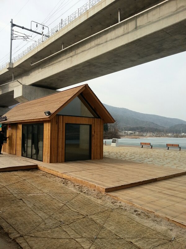 gomhk21's tweet photo. 북한강자전거길의 시점부 '밝은 광장'에 만들어진 바이크카페가 1일오전 개업. 두달간교육을 받은 바리스타들이 서비스를 맡는다. 봄이되면 북한강의 경치가 끝내줄듯. http://t.co/qiqaNFJCiu
