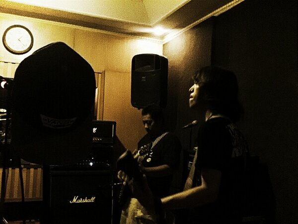 1distorsi4's tweet photo. @pemil_k dan @donnyonda lagi duel membawakan tembang lawas http://t.co/yWOy18id5K