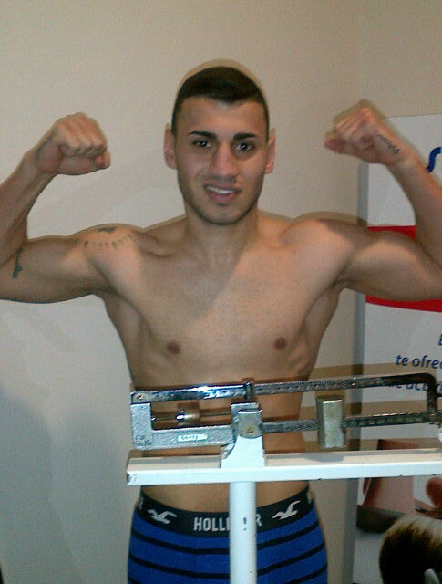 SentoTsunami's tweet photo. @Rayitosanchez @maravillabox. Roman Vardanyan en peso para mañana. Mas fuerte que el vinagre 62,400 http://t.co/Z35eFf49OV