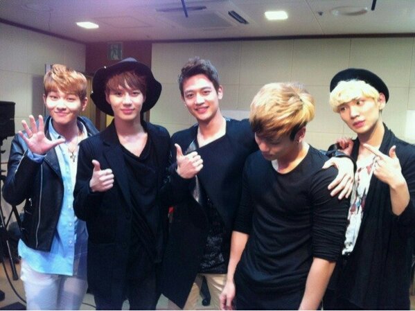 라됴도 못들어서 무슨 상황인진 알수없지만 존귀들인건 확실햄ㅠㅜㅠㅠ 오빠들보다 바쁜 수니라니..  떡밥이 쌓여간당ㅠㅠㅠㅠㅜㅜㅜㅠㅠ 뽀소미드류ㅠㅠㅠㅠㅠㅠㅠㅠㅜㅜㅜ