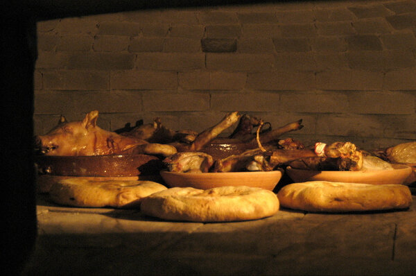 Aquí os presentamos el horno de leña con Cochinillo de Segovia y Lechazo IGP a punto de salir alguien quiere?