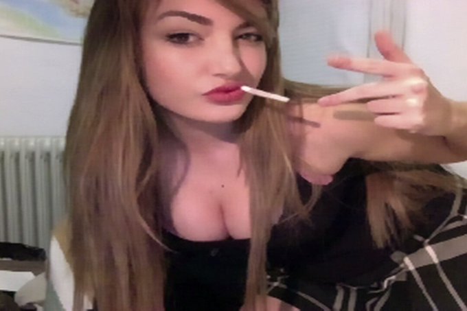 conectada en mi sala, en http://t.co/Qj6PUy1Pii .. la de maldades que estoy haciendo,acompa&ntilde;o con risa