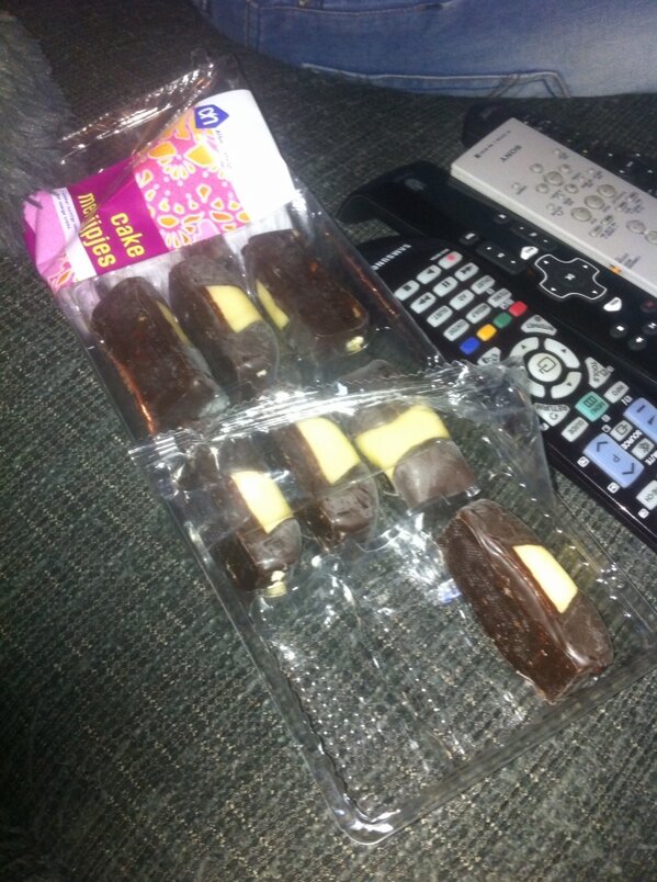 DustinLakerveld's tweet photo. Carbs on a school night! Special occasion #widm http://t.co/2eDDxegg36