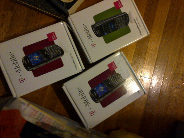 sandeekim's tweet image. HOW many BlackBerries can one person go through before realizing it's JUST not for them..... #horridaffair #hateBB