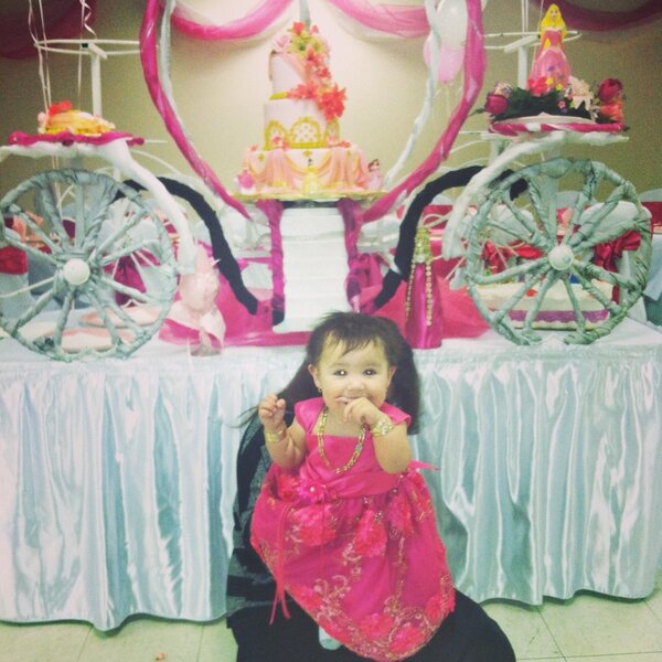 sherrypiees's tweet photo. The birthday girl 😘😘😘 http://t.co/omxU12j0Eg