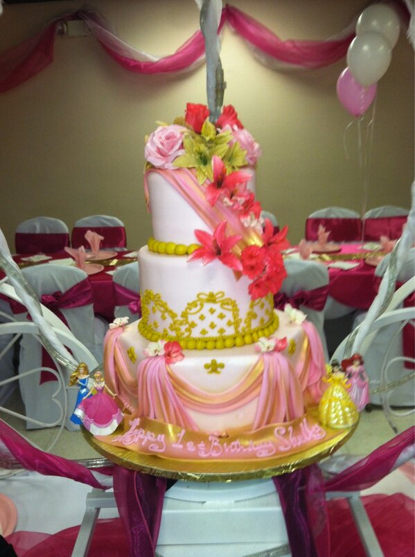 sherrypiees's tweet photo. The birthday cake http://t.co/N0Q0txWQzS