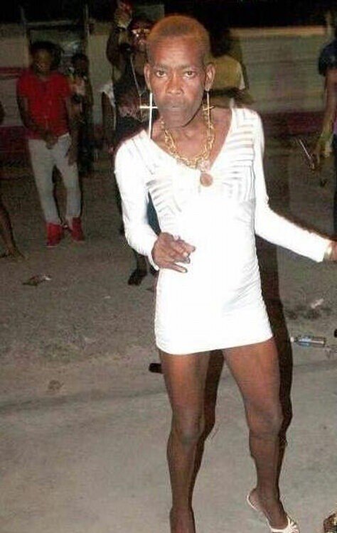 TheMemeFeed's tweet photo. Don't worry, it turns into Rihanna after 12 pints.. #BeerGoggles  #NightclubFAILS http://t.co/XqnHIAOS55