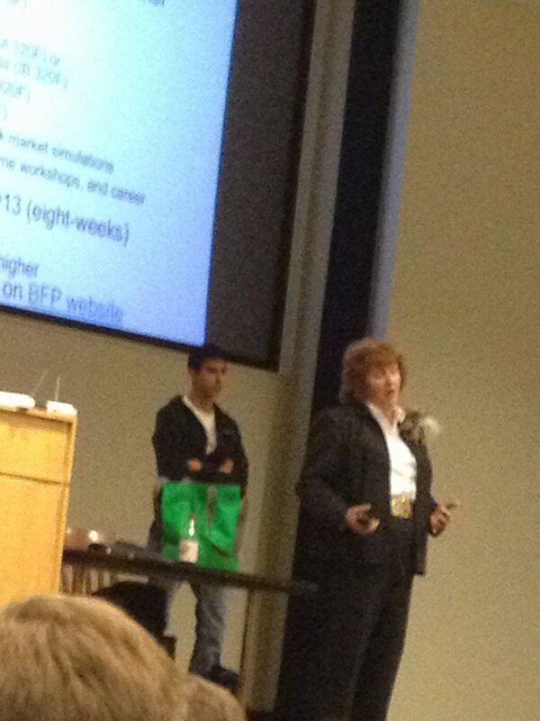 korn_w24's tweet image. I think she has a pet bird sitting on her shoulder. #utexasproblems