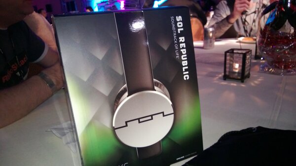 ace_book's tweet image. Suhhhweet!!!! Thanks @solrepublic for my nee Tracks HD!!! #ROBOTEARS