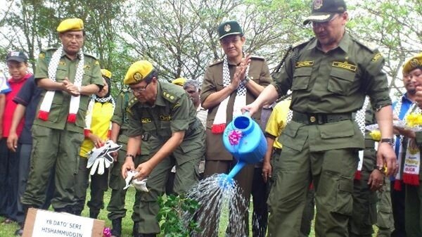 HishammuddinH2O's tweet photo. “@AzaMohamad: #PlantTree4Peace ,2&3 Mac, POR K.Gula & Sg Plotan, Jom.. H2O @KP_RELA @zeekay15 @Rela_Perak” http://t.co/F8r2dVIgsi