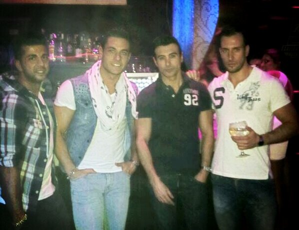 PabloGVillazan's tweet photo. Fiestaaaaaaa!!! En New Garamond con mis amigossss!!! Oleee!! http://t.co/YTdbDdwPGe