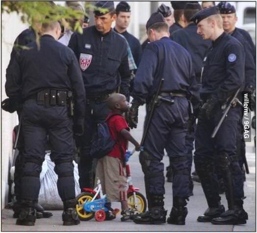 Holbert19's tweet image. Where did you get that bike? #iGag @derek_danley51 #bordercheckpoint 9gag.com/gag/6688017