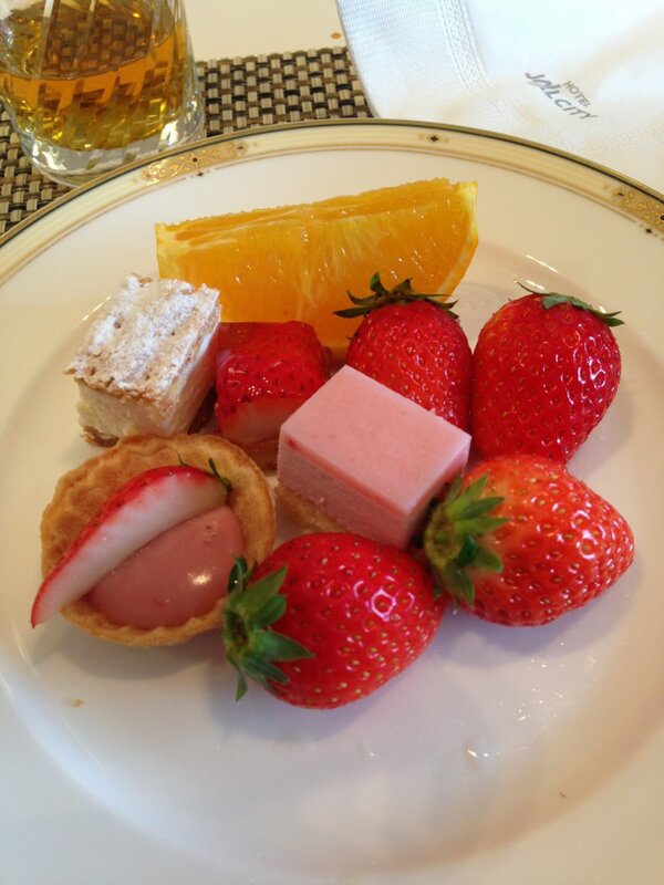 ask0905's tweet photo. 久しぶりにJALのいちごフェア http://t.co/XuNoOFwelN