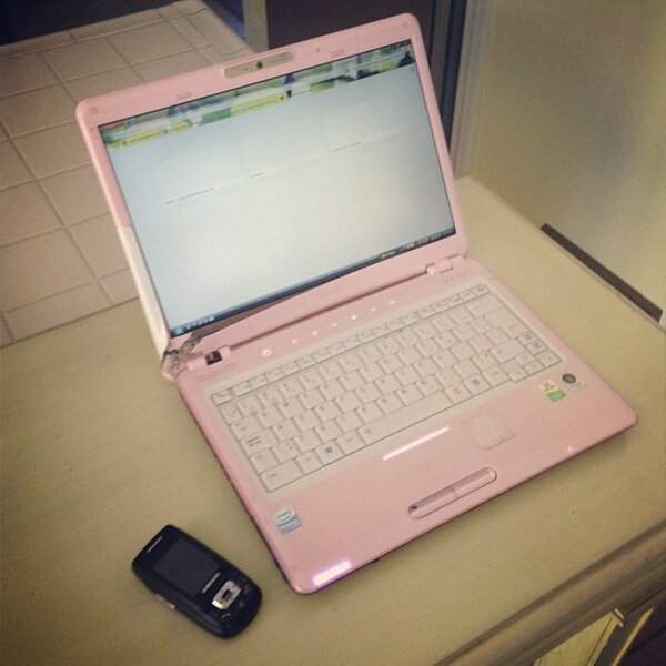 LABMAGAZINE's tweet image. Today featured a #throwbackthursday in real time #flipphone #pinkcomputer