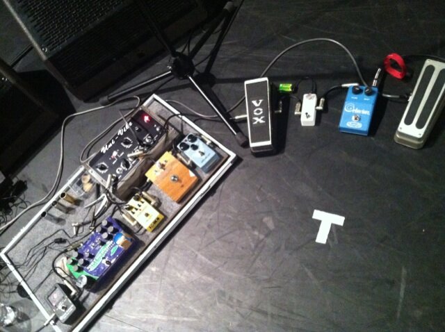 はやぴ Twitter પર 足元 写真右よりユニヴァイブペダル シカゴアイアンオクタヴィア ぴよらっとボリュームダウンスイッチ Voxv846hw改造品 ボード上段に繋がってユニヴァイブ本体 続く Http T Co 51hd1hzxbg