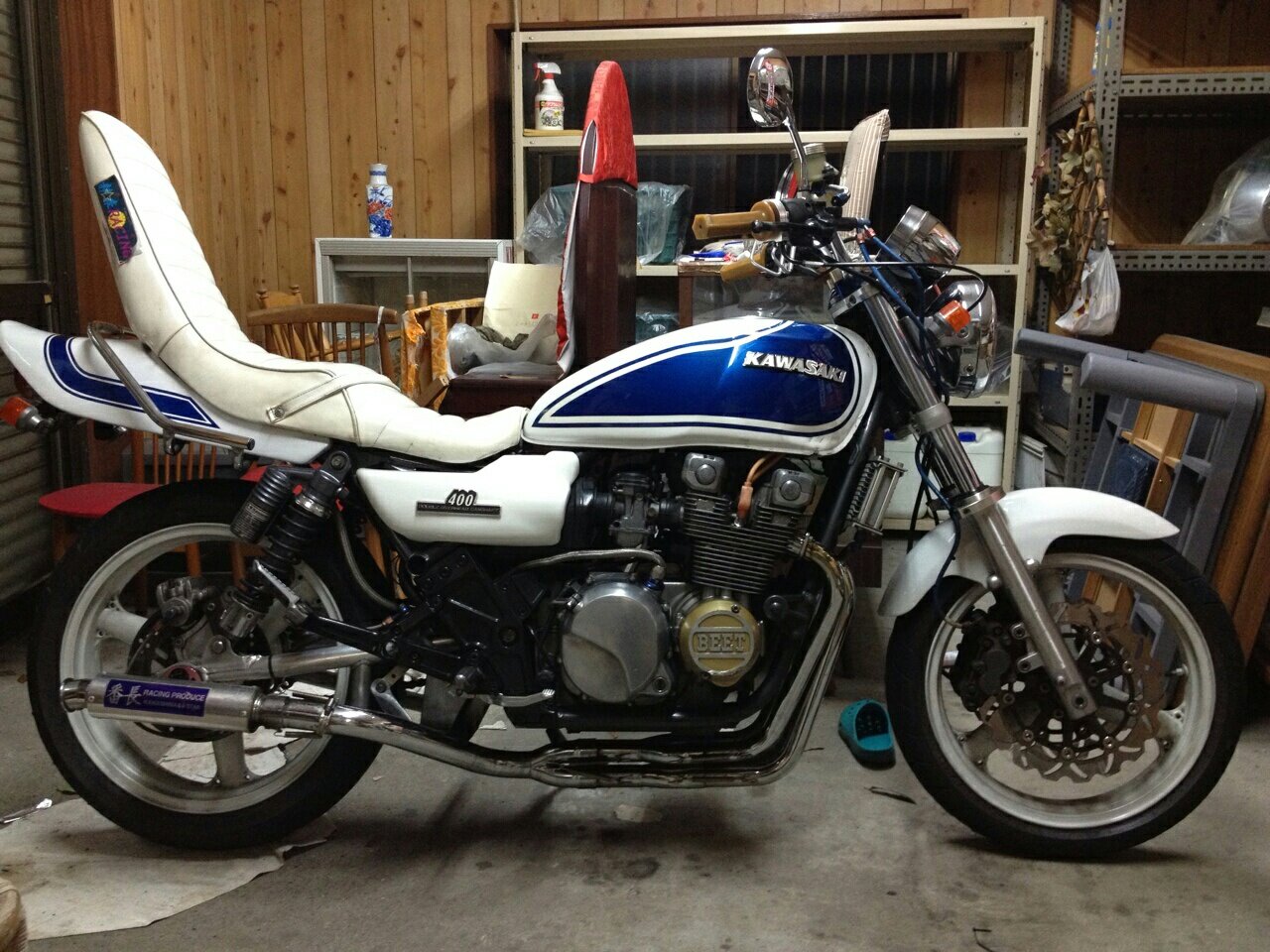 カワサキ ゼファー400 三段シート 白 ゼファー400用3段シート 白 赤