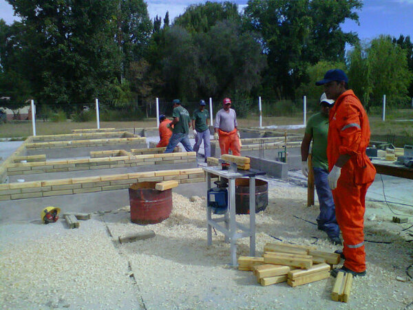 Corfonesa's tweet photo. Avanza la Obra con el sistema de Bloques de Madera del Ente Compensador Agricola en Centenario| cc @construccionBME http://t.co/y7kk3GwLk9