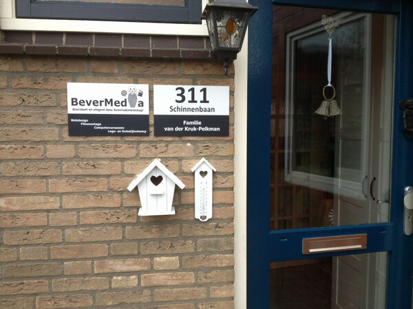 BeverMedia's tweet photo. De bordjes hangen! Wilt u zelf ook zo'n bordje? Aarzel niet om contact op te nemen! http://t.co/aIf00KWRXH