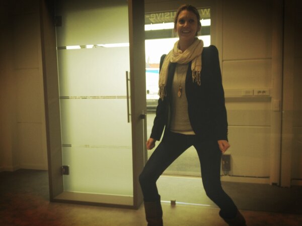 FSmekens's tweet photo. Feestje in showroom #jaren90 #qmusic #diep #getready #dothedance @peggyvw http://t.co/aA4SNBVXrV