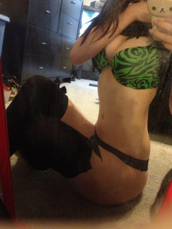 ThighHighsOnly's tweet photo. Sexy bow #thighhighs , mirror, weird ass phone case... http://t.co/19HIOnhfmw