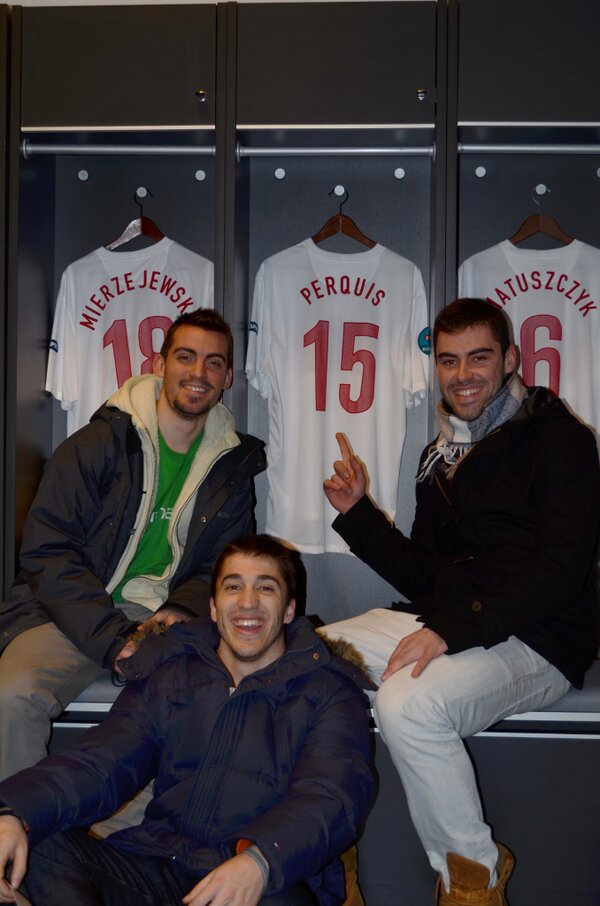 albertobeiroa's tweet photo. Con la camiseta de @DamienPerquis en el estadio nacional de warsaw, junto a @Kiniata http://t.co/Ss2aVvHcV8