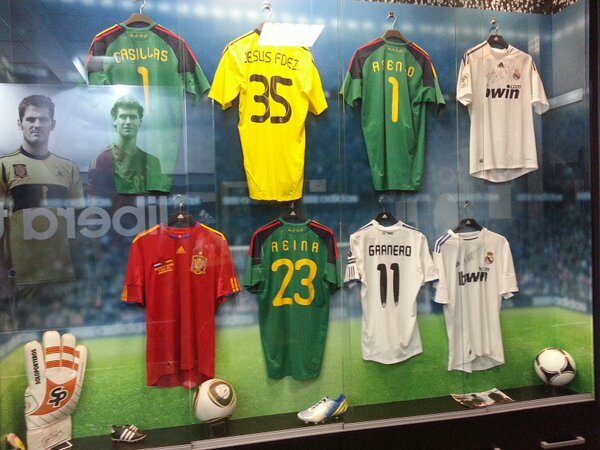 VictorPayo's tweet photo. En @soloporteros recogiendo unas botas para @09miriam19.Camisetas @IkerCasillasES @eGranero11 y @JesusFdezCo http://t.co/TGDpLAAdUA